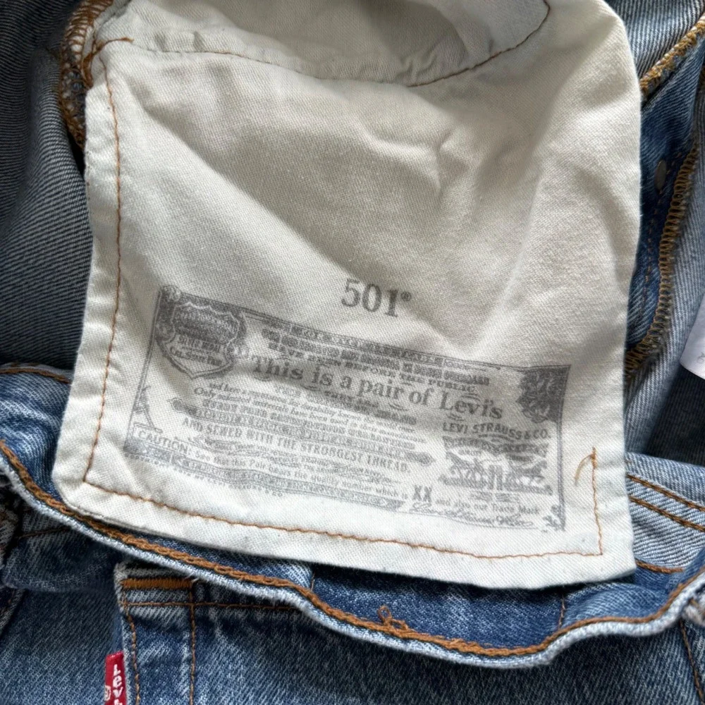 Levis 501 Original Fit Mens Medium Wash Blue Straight Leg Button Fly Jeans 32x32